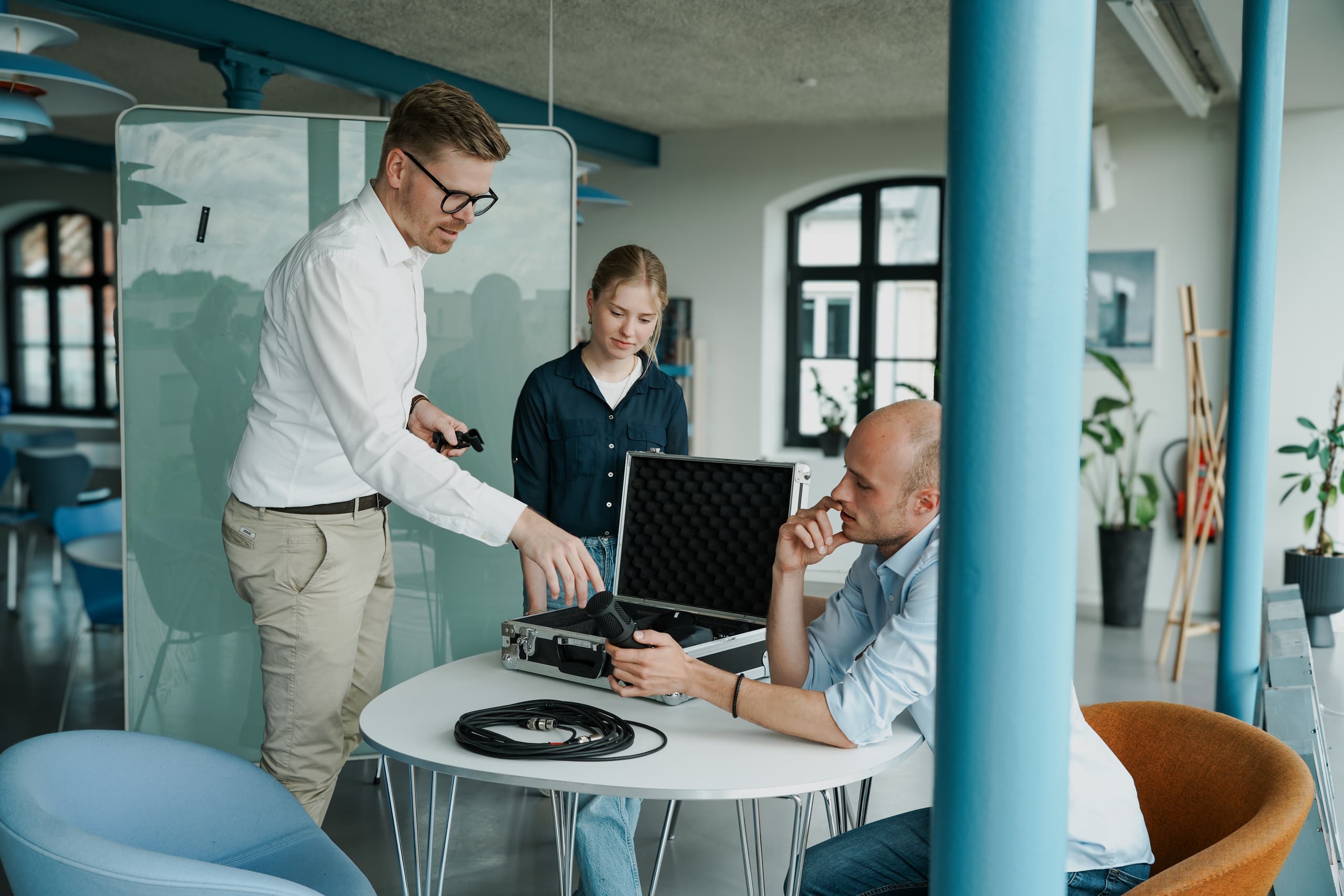 Daniel Hoffstädt im Gespräch mit Teammitgliedern während einer Arbeitsbesprechung