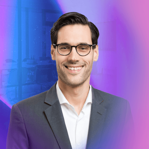 Philipp Kühn, MUUUH!-Mitarbeiter, lächelt im professionellen Business-Portrait