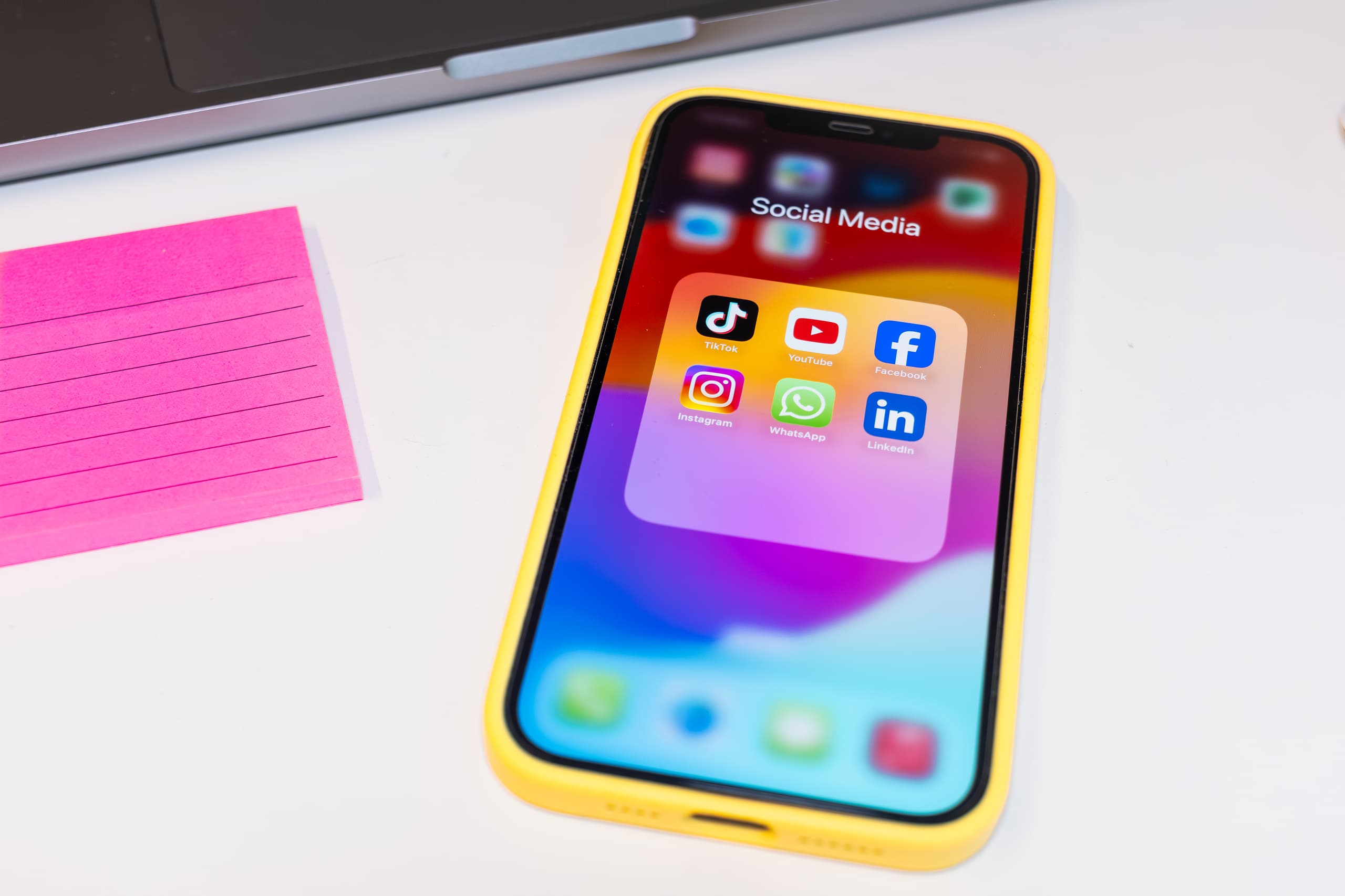 Smartphone mit Social-Media-Apps wie Facebook, Instagram und LinkedIn für digitalen Kundenservice