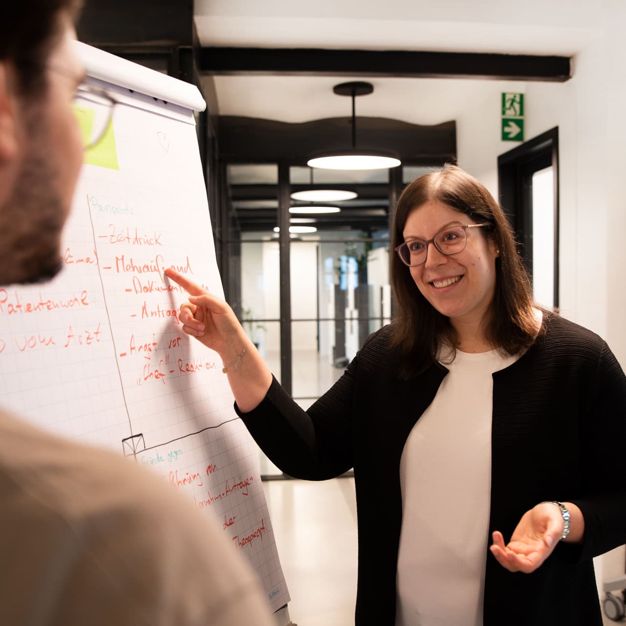Vanessa Holler bei einer Präsentation am Whiteboard im MUUUH!-Büro