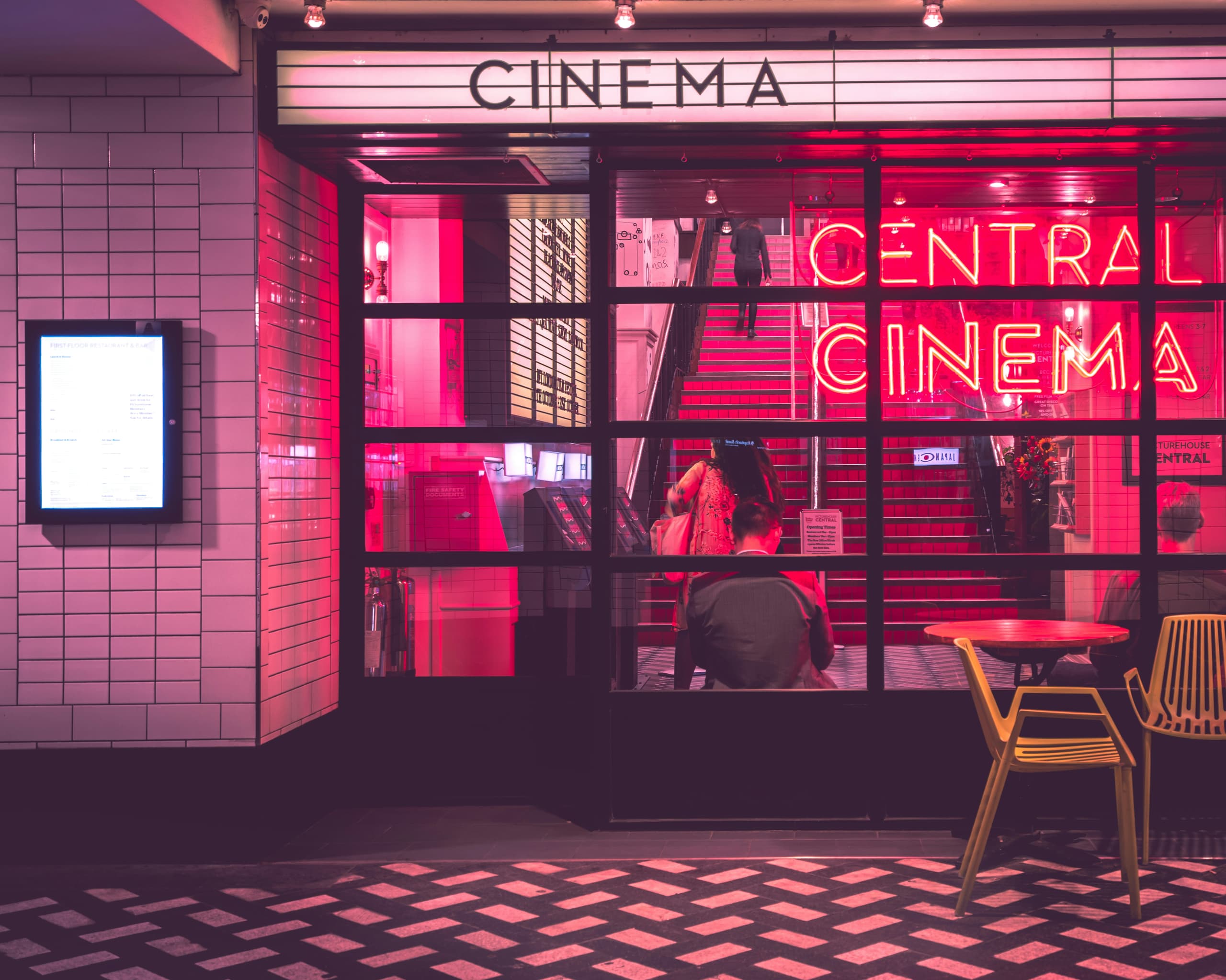 Moderner Kino-Eingang mit rosa Neonbeleuchtung – Symbolbild für die Kino-Branche