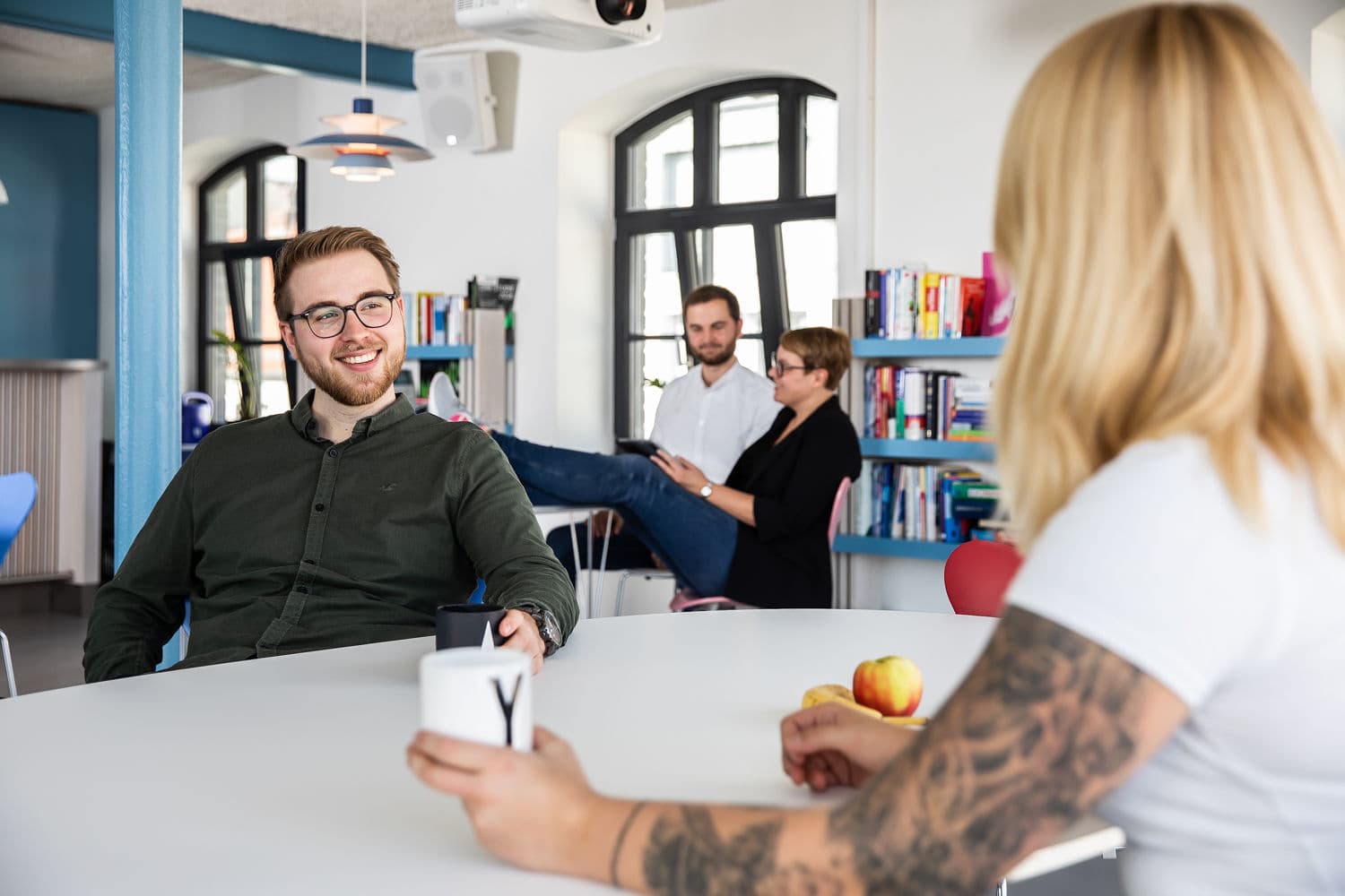 Team-Meeting zur Mitarbeiterzufriedenheit und modernen Feedback-Methoden