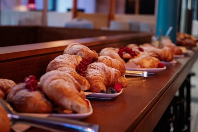 Frühstücksbuffet mit Croissants und frischen Beeren beim Muuuh!nwalk 2025