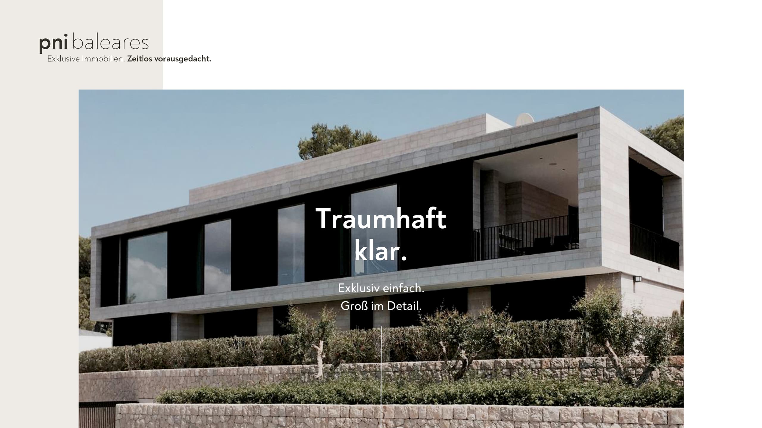 Website-Keyvisual für PNI Baleares: Moderne Luxusvilla mit großzügiger Glasfassade