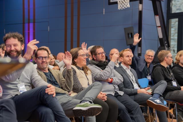 Teilnehmer des Muuuh!nwalk 2026 bei einer interaktiven Session in der Turnhalle