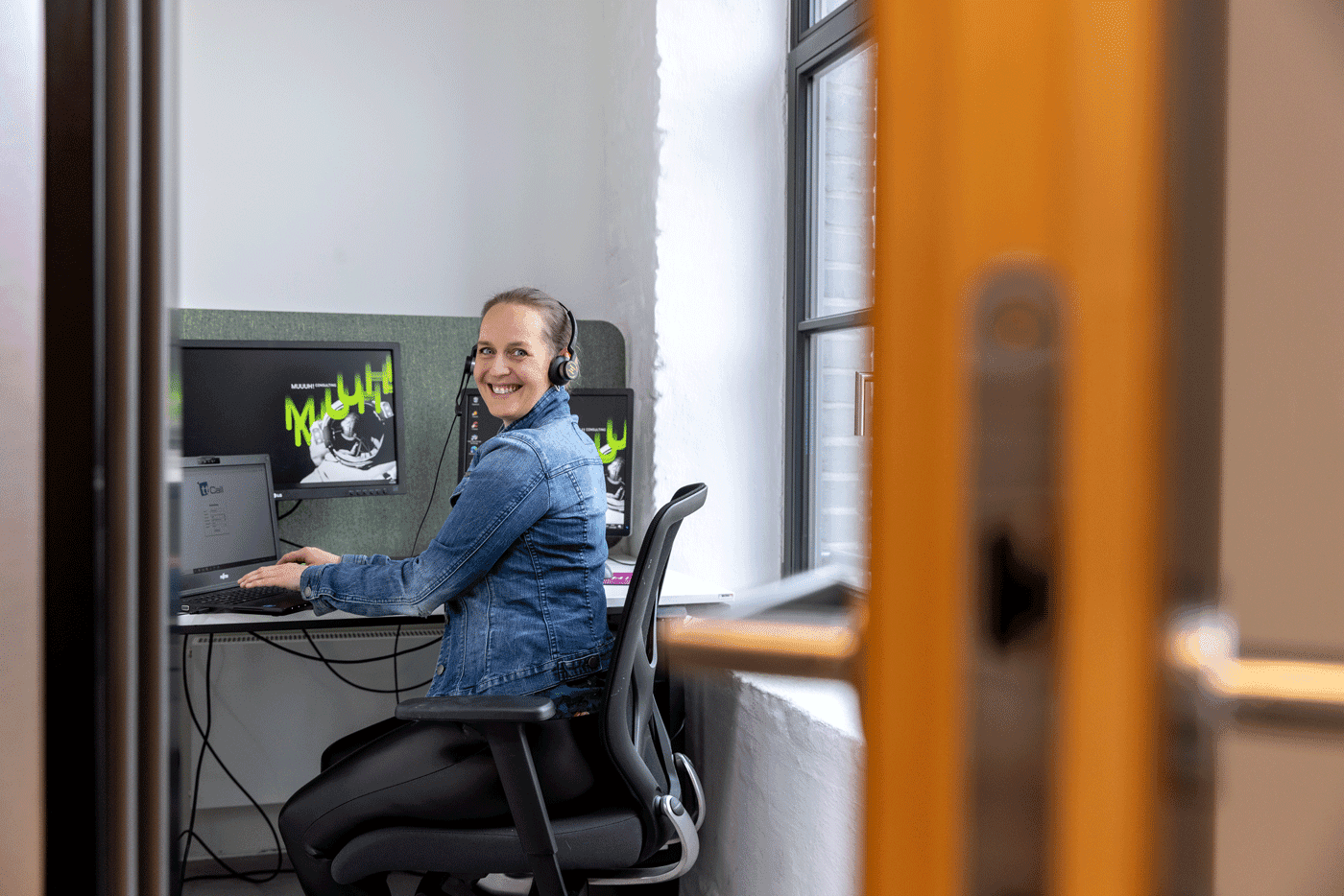 Jennifer Maske, Quality Analyst bei MUUUH!, bei der Arbeit am Computer