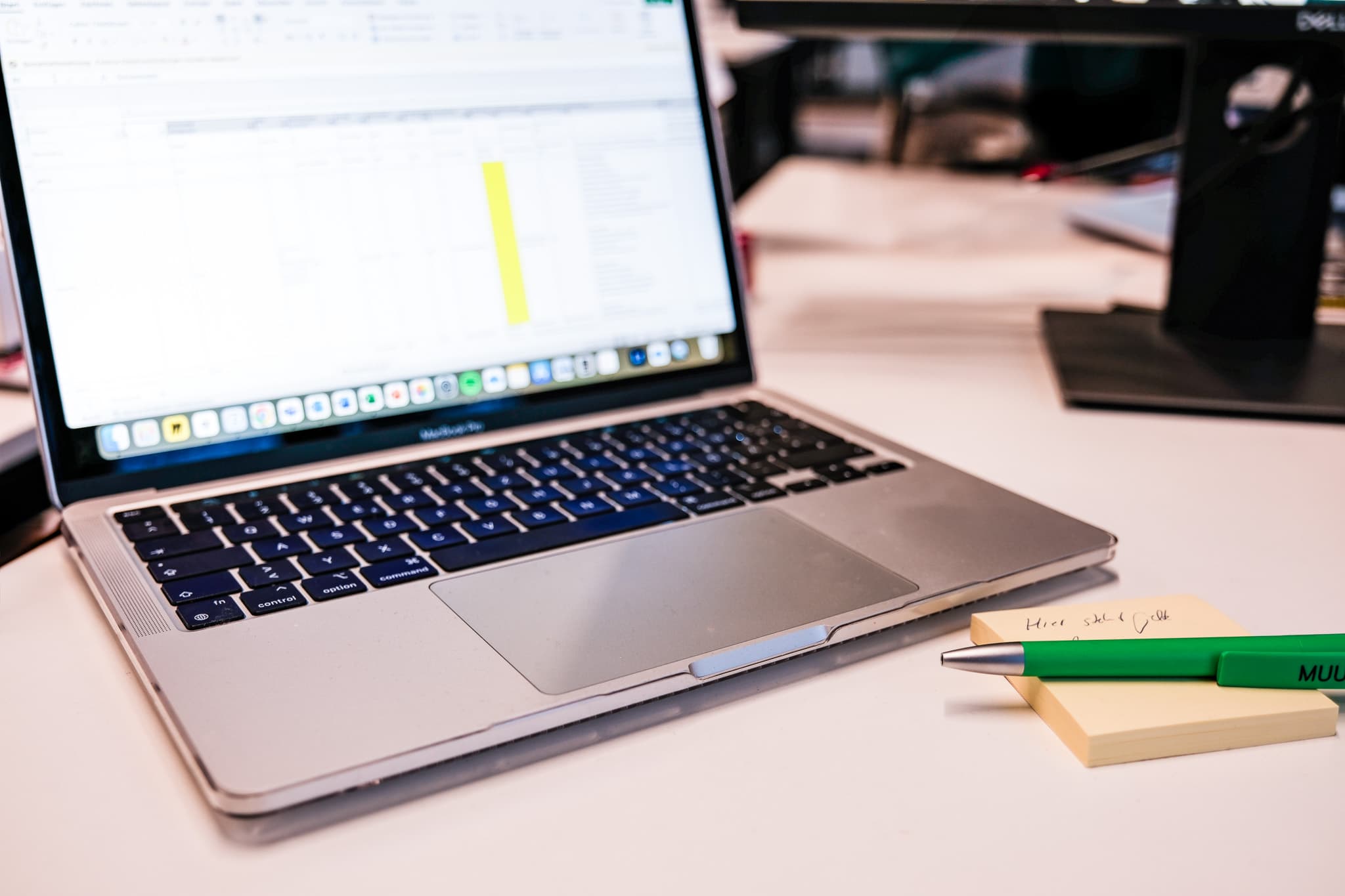 Moderner Arbeitsplatz mit Laptop für digitales Workforce-Management