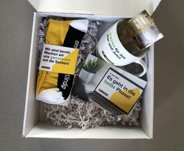 Geschenkbox für Remeha-Mitarbeiter mit Socken und Materialien zum neuen Markenauftritt