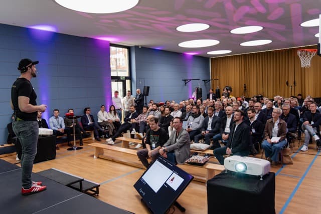 Präsentation beim Muuuh!nwalk 2025 mit vollem Haus im modernen Veranstaltungsraum