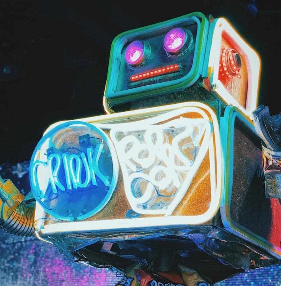 Futuristischer Chatbot-Roboter mit Neon-Beleuchtung symbolisiert automatisierte Kundenkommunikation