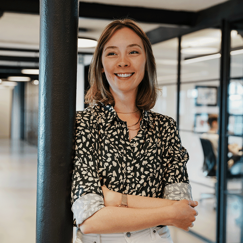 Anna Schwegmann, Beraterin für Customer Experience bei MUUUH!, im modernen Osnabrücker Büro.