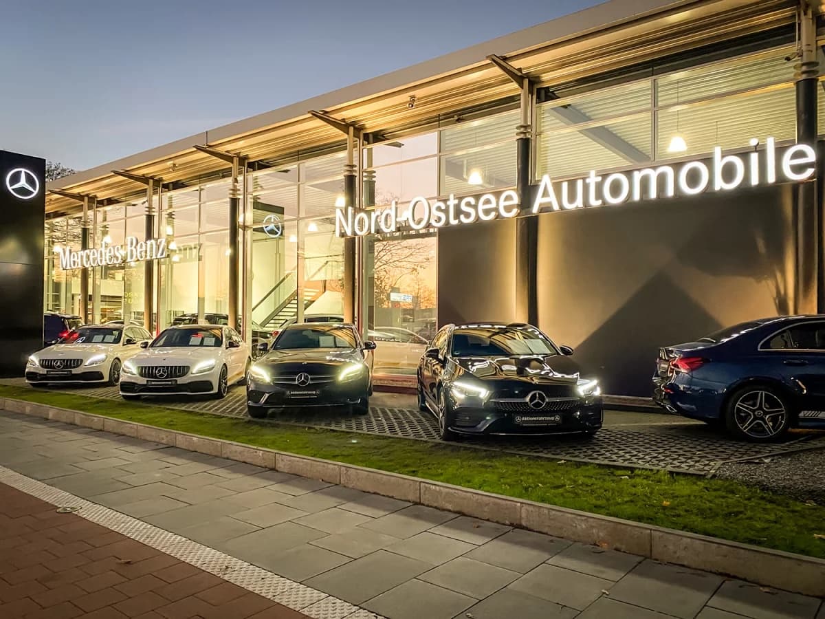 Beleuchtetes Mercedes-Benz Center von Nord-Ostsee Automobile mit ausgestellten Fahrzeugen