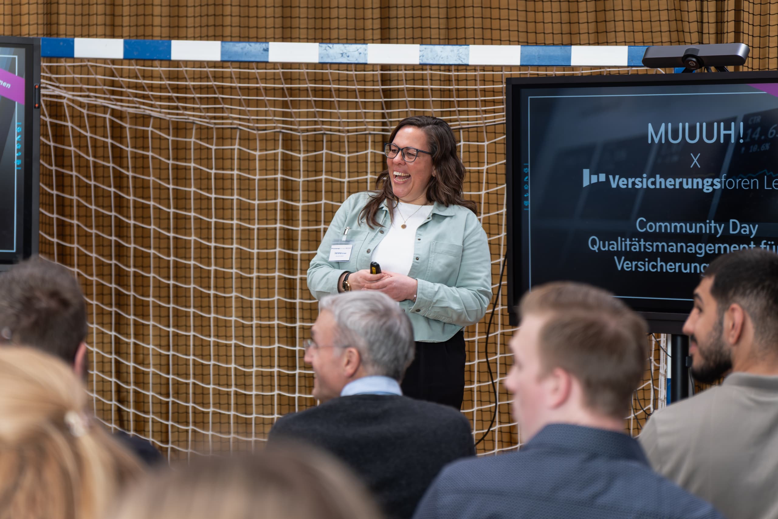 Referentin präsentiert beim MUUUH! Community Day zum Thema Qualitätsmanagement in der Versicherungsbranche