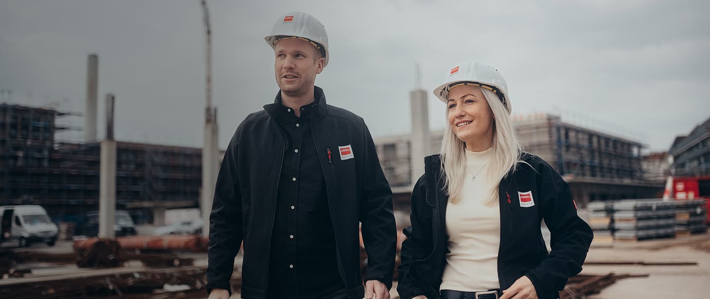 Köster-Mitarbeiter auf einer Baustelle – Teamarbeit in der modernen Bauausführung