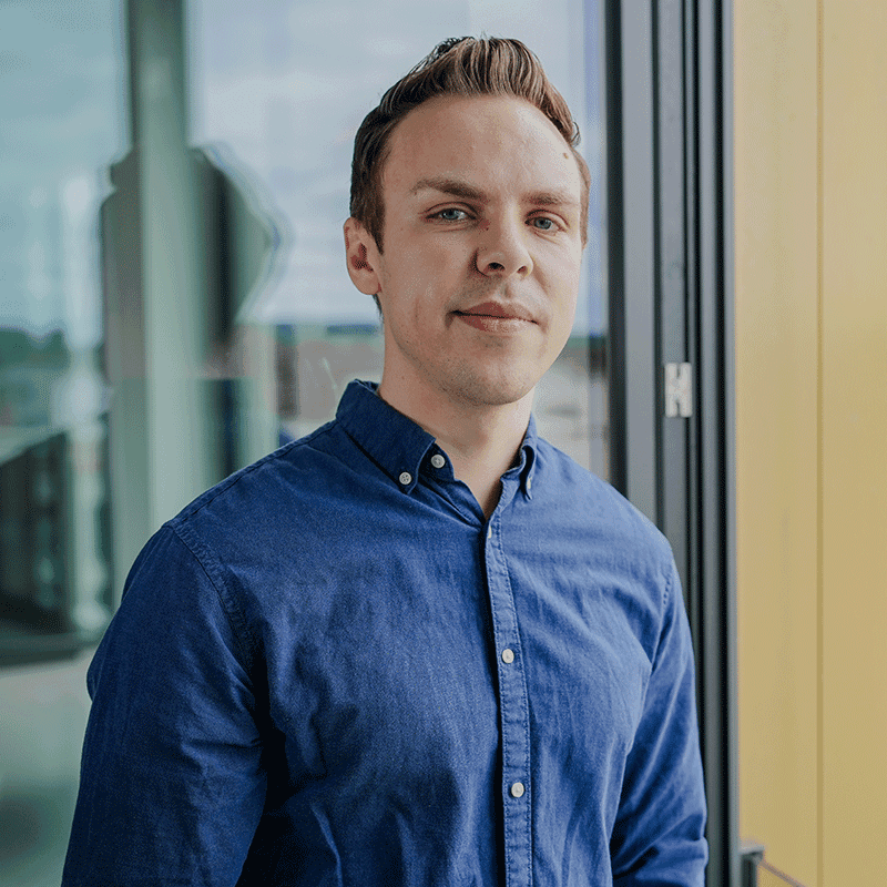 Benjamin Vetter vor dem Bürogebäude, porträtiert für ein Career-Interview bei MUUUH!