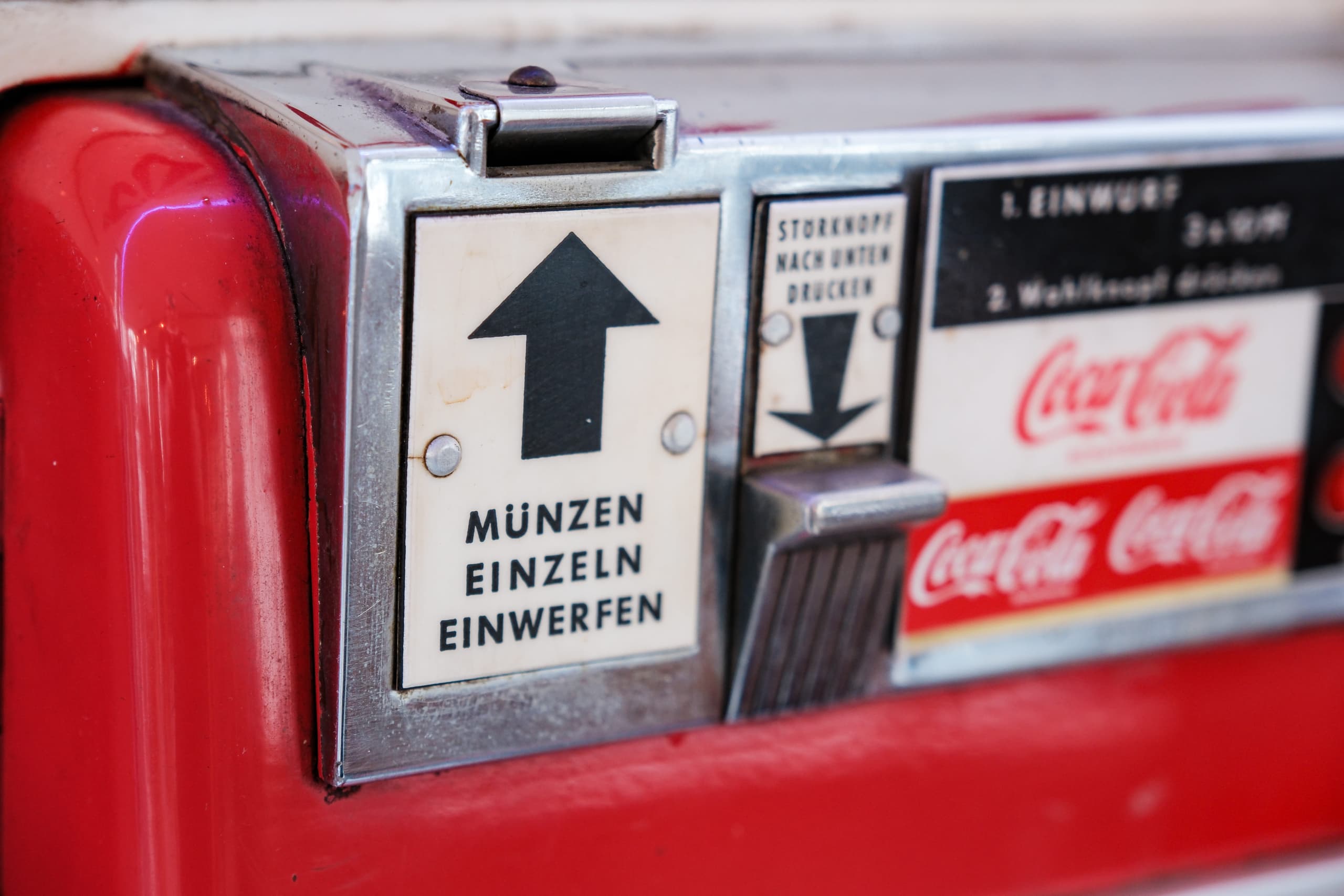 Münzeinwurf an einem Getränkeautomaten – Illustration zum Thema Kosten