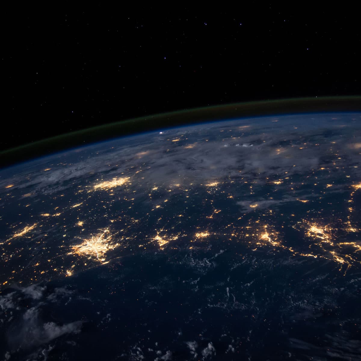 Nächtliche Erde aus dem Weltraum mit leuchtenden Metropolen – Symbol für globale Reichweite