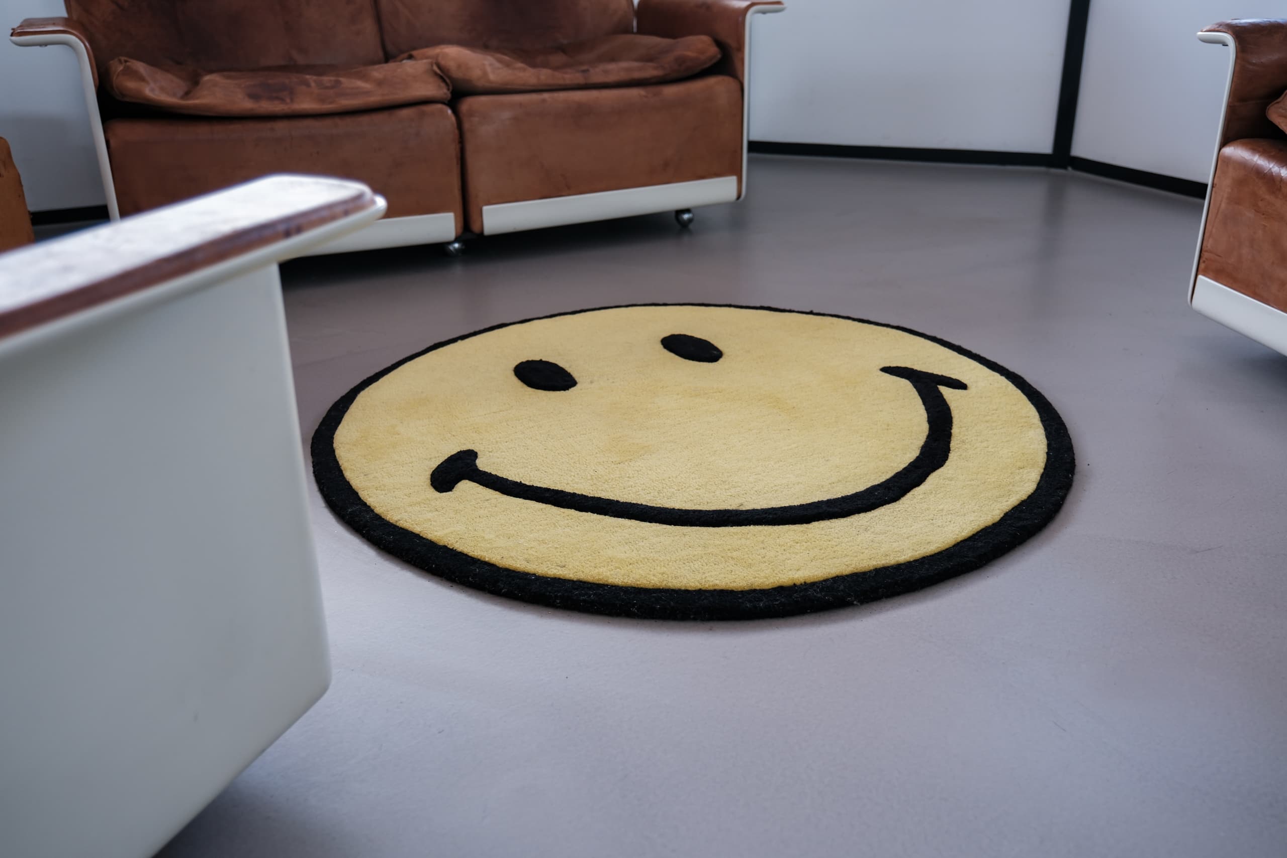 Gelber Smiley-Teppich symbolisiert positive Stimmung im Customer Service