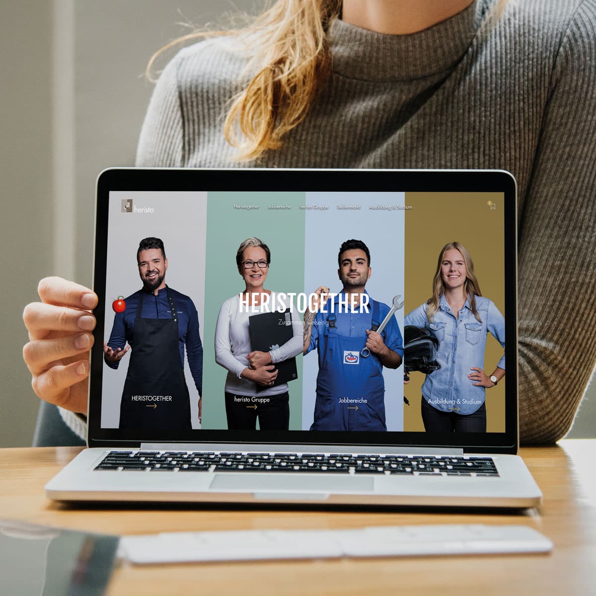 Laptop-Mockup des neuen heristo Karriereportals mit #PITSTOGETHER-Branding und Mitarbeiter-Portraits