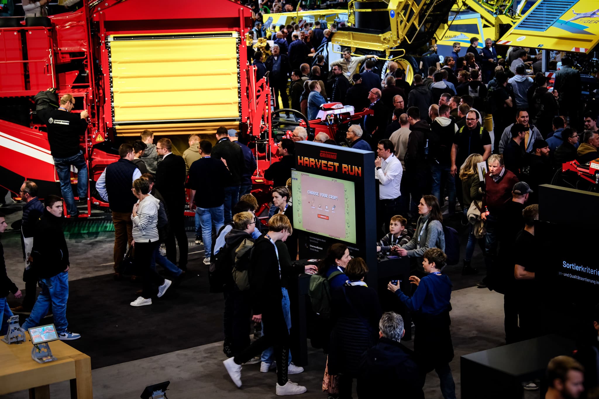 GRIMME-Messestand auf der AGRITECHNICA mit Erntemaschinen und zahlreichen Besuchern