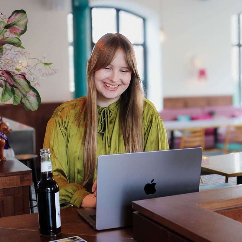 Maleen Schaper am Arbeitsplatz im MUUUH!-Büro