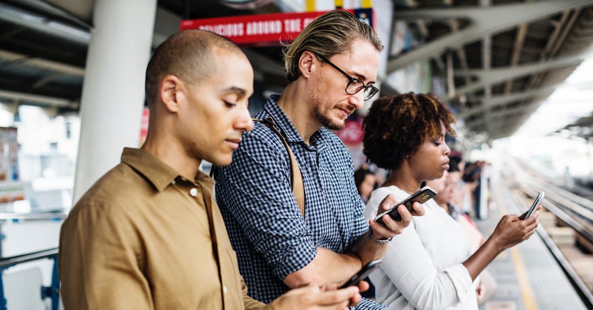 Menschen nutzen mobile Anwendungen im Alltag - Sinnbild für digitale Benutzerakzeptanz