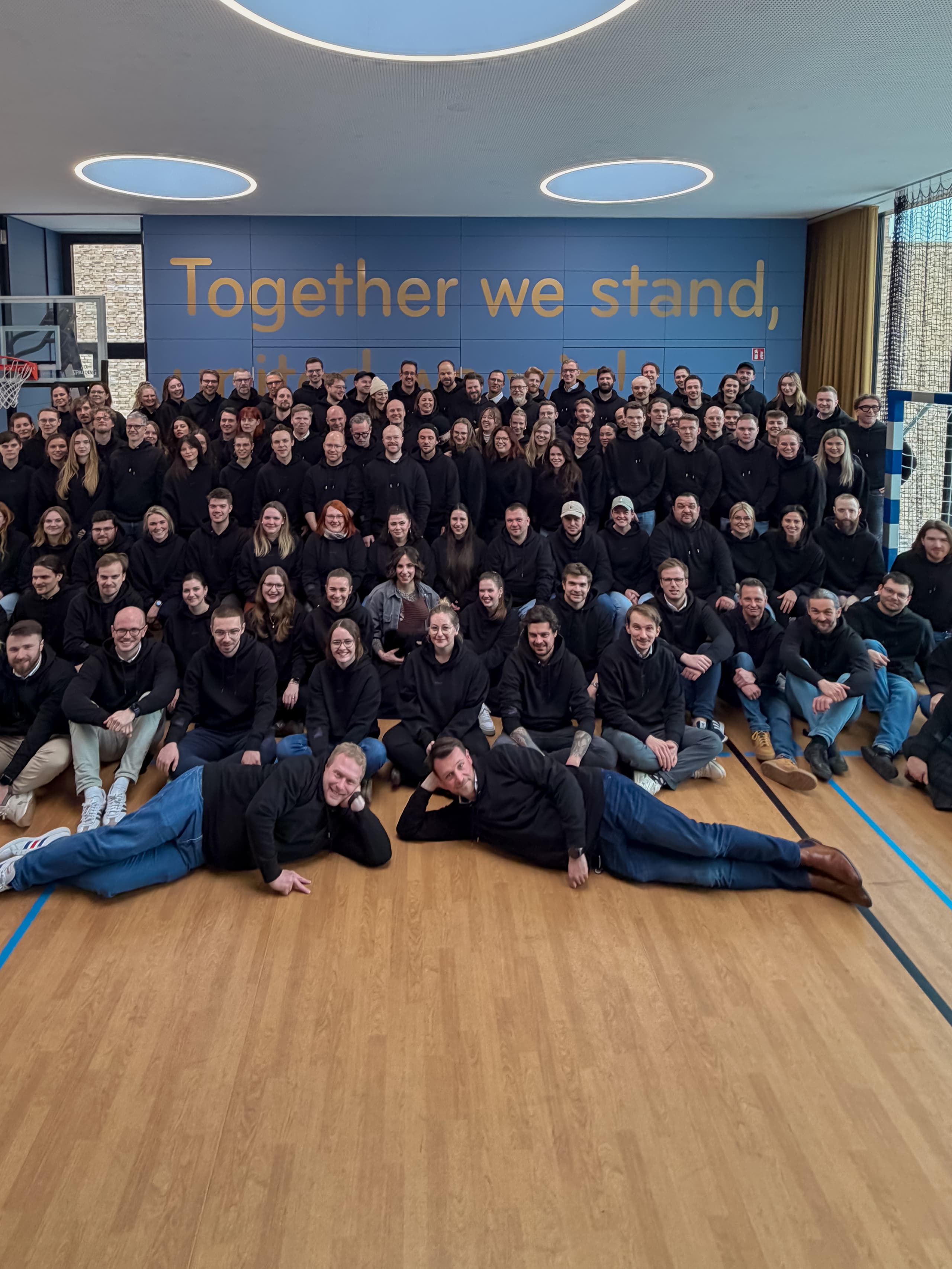 Das MUUUH!-Team bei einem gemeinsamen Team-Event unter dem Motto Together we stand
