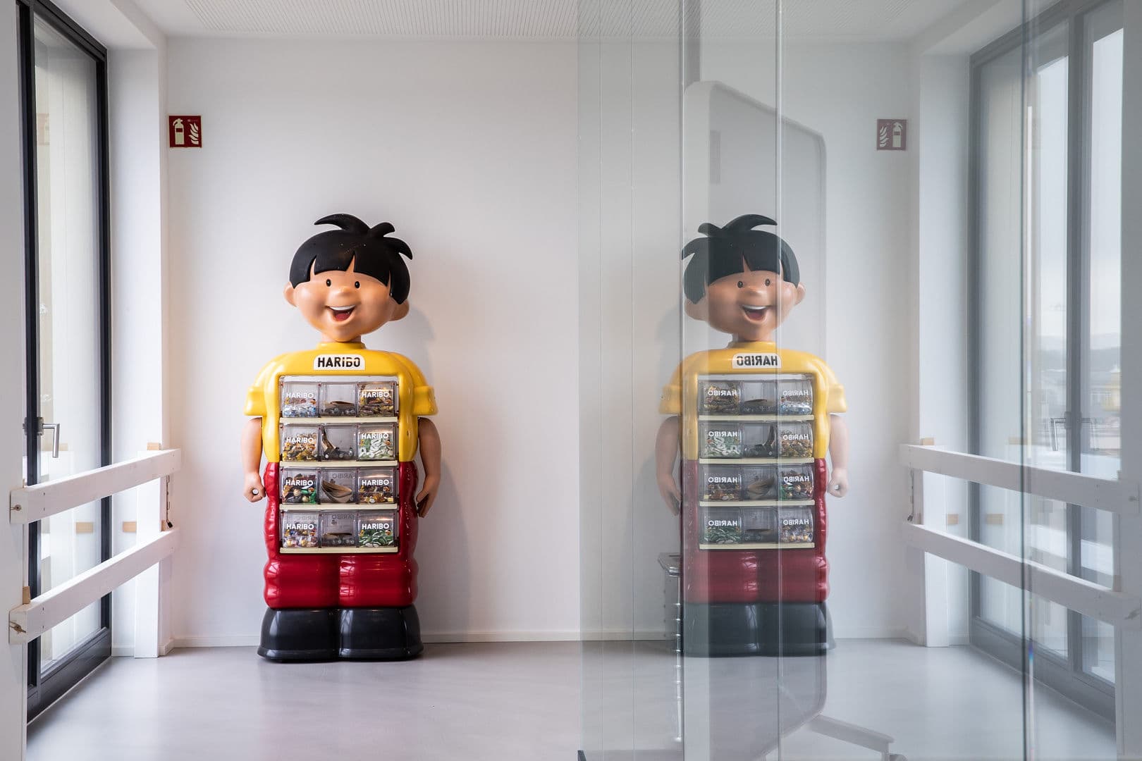 HARIBO-Süßigkeiten-Spender in Form von großen Playmobil-Figuren bei MUUUH