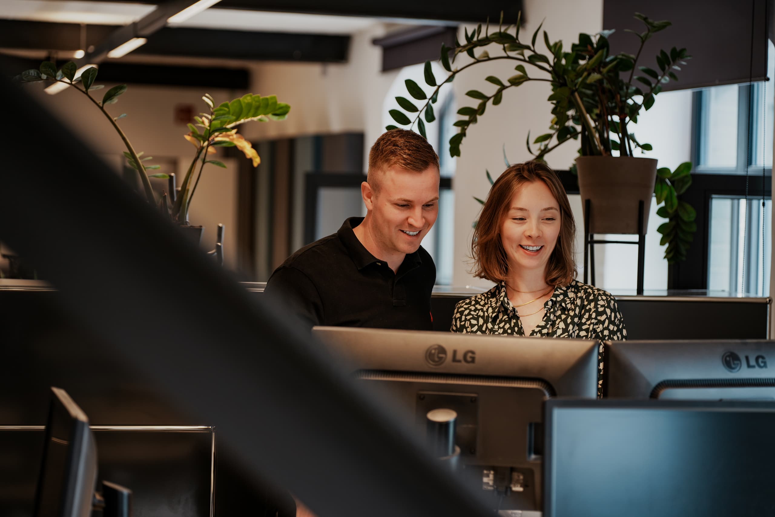 Zusammenarbeit im MUUUH!-Team: Kolleginnen und Kollegen im modernen Büro