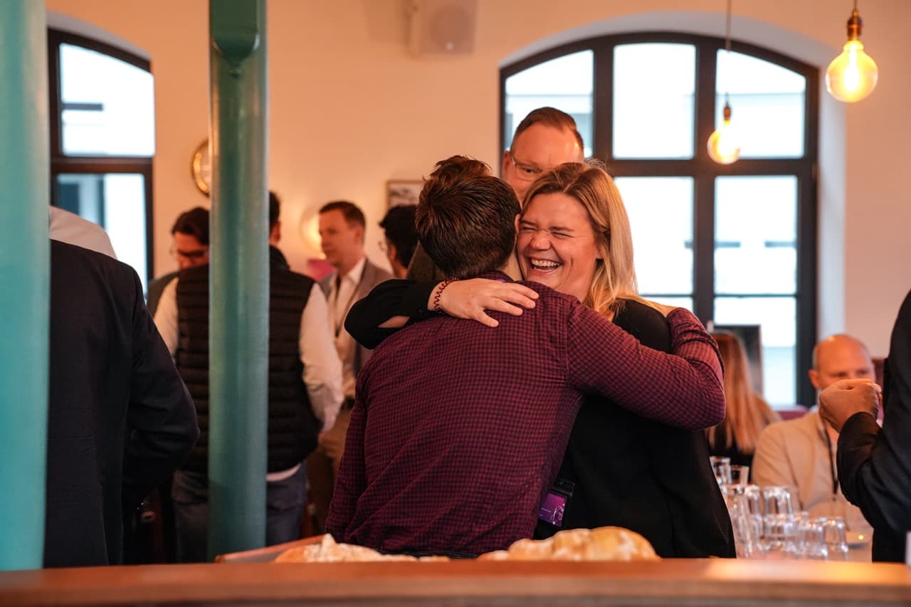 Teilnehmer des MUUUHnWalk Future of Customer Care bei herzlicher Begrüßung im Restaurant