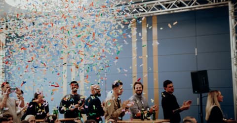 Team der Muuuh Group feiert mit Konfettiregen