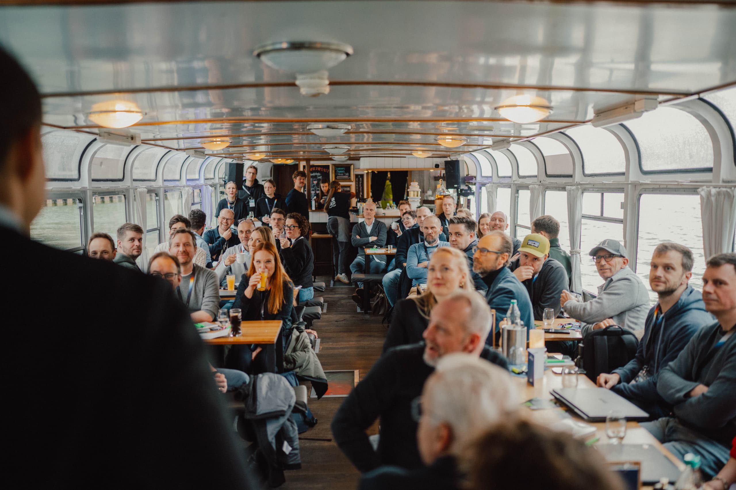 Publikum bei einem Vortrag im umgebauten Eventbus