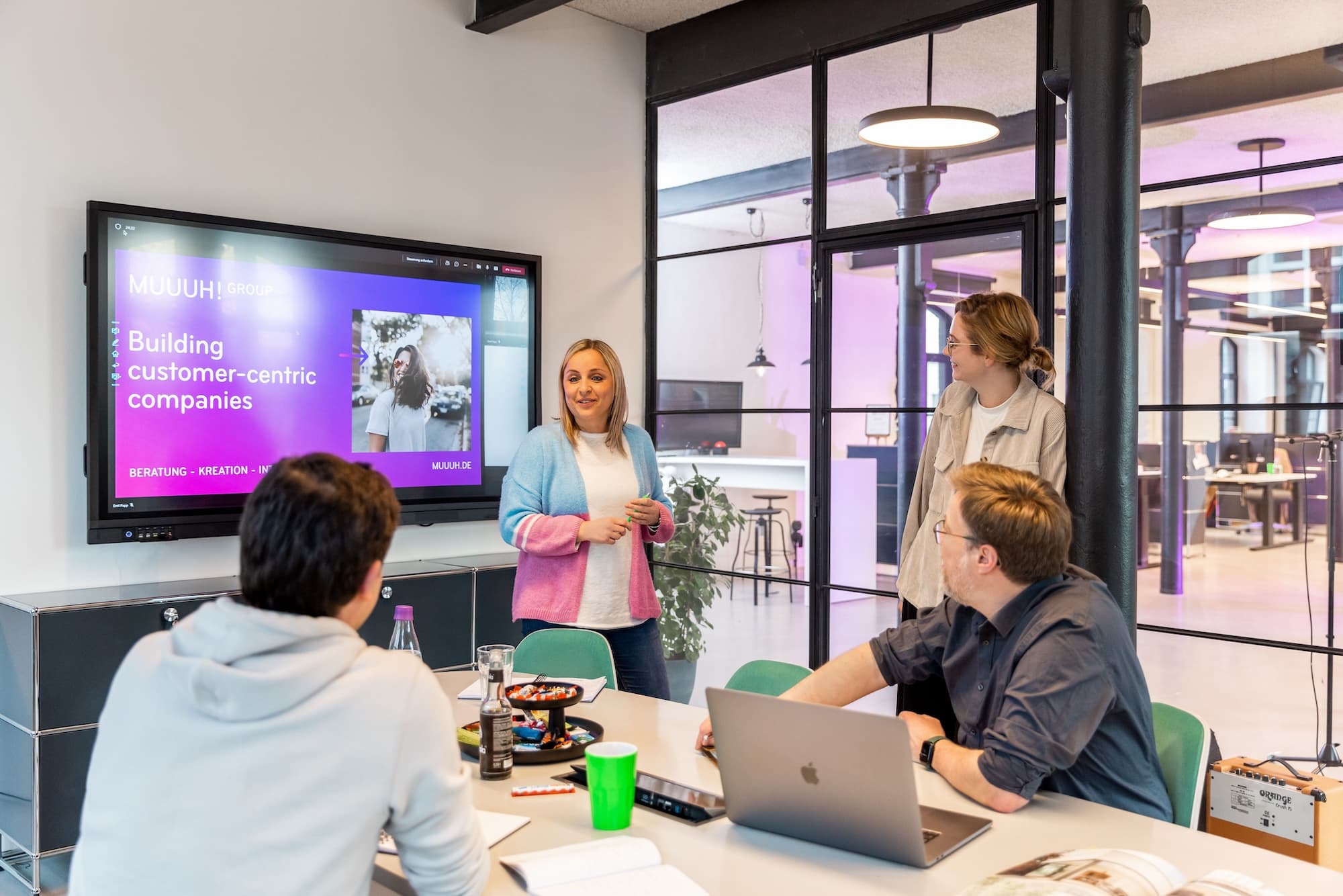 Team-Meeting im modernen Büro mit Präsentation zu Customer-centric Companies