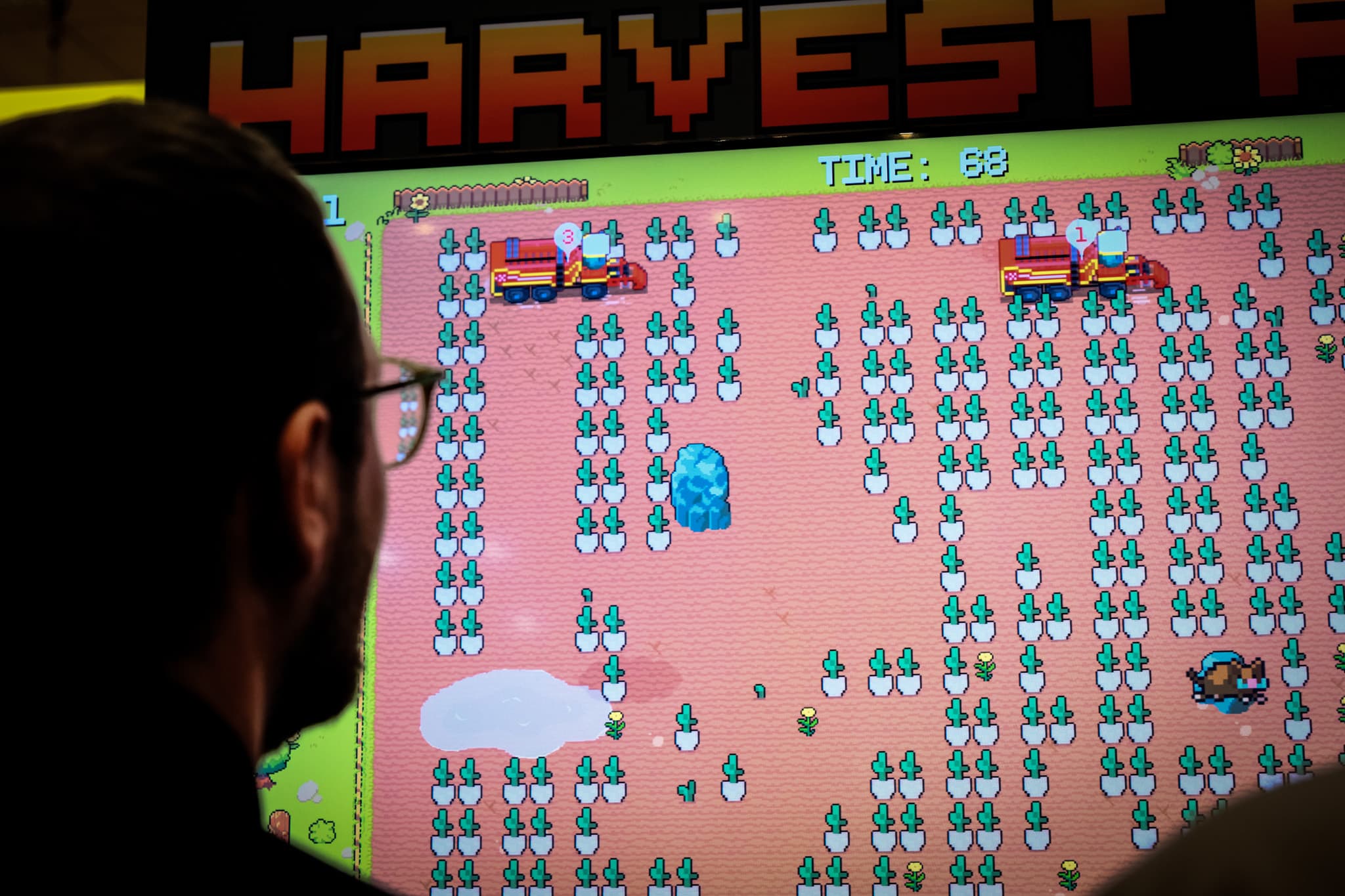 Detailansicht des Bomberman-inspirierten Grimme Harvest Run-Spiels auf einem Monitor bei der Agritechnica
