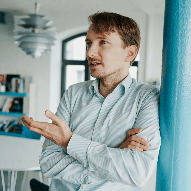 Bastian Michel im Gespräch in einem modernen Büro