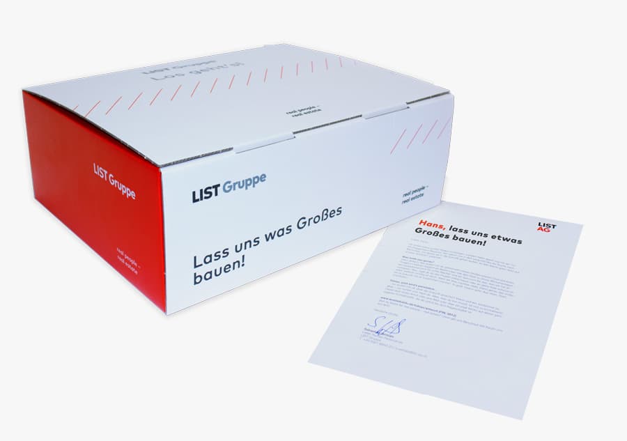 Personalisierte Versandbox und Anschreiben der List Gruppe mit Slogan 'Lass uns was Großes bauen!'