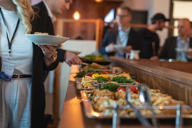 Teilnehmende am Buffet während des Muuuh!nwalk 2025
