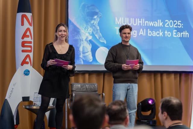 Zwei Moderatoren präsentieren den MUUUH!nwalk 2025 vor Publikum