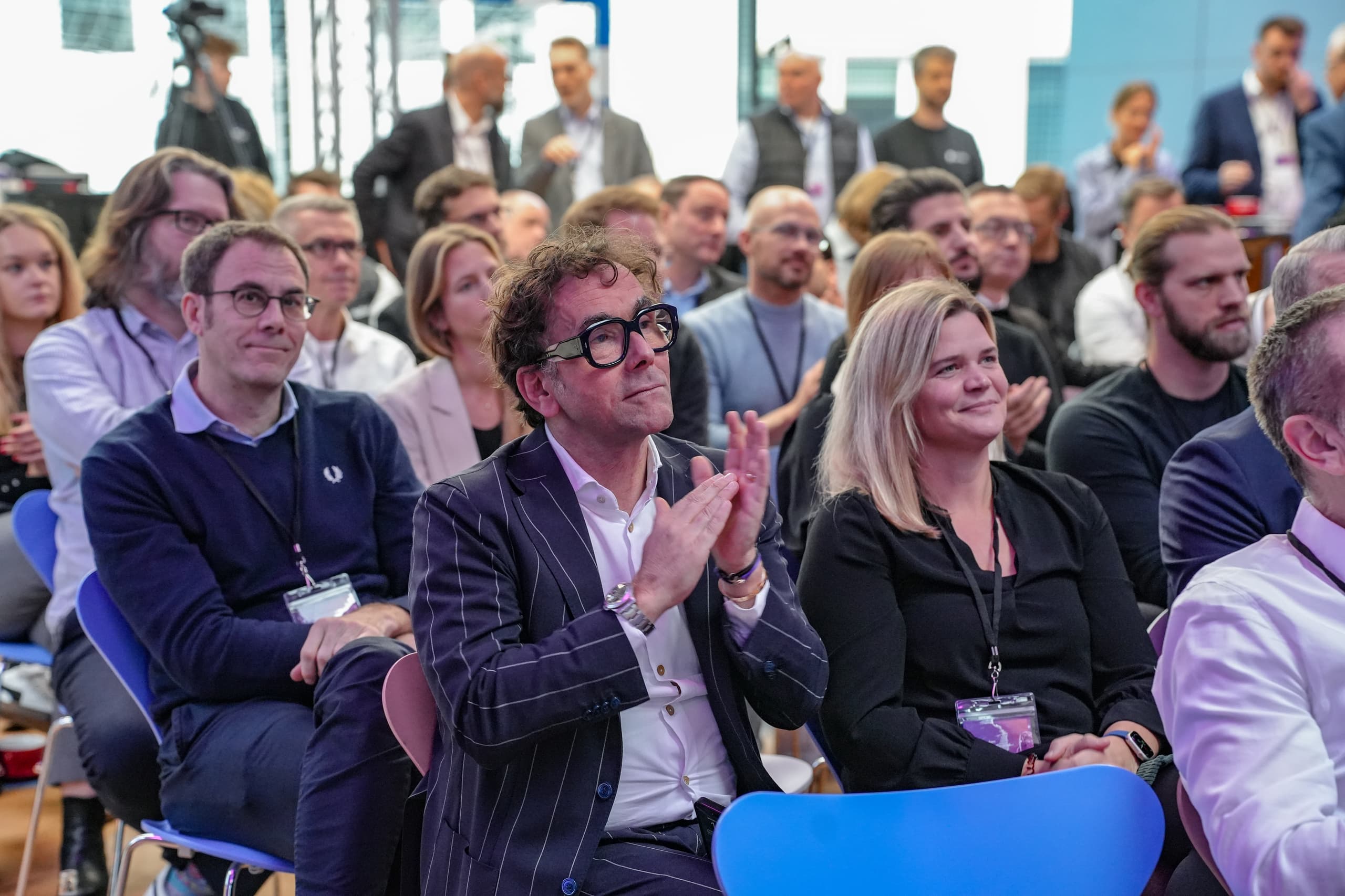 Publikum beim MUUUH! Walk Future of Customer Care applaudiert begeistert einem Vortrag