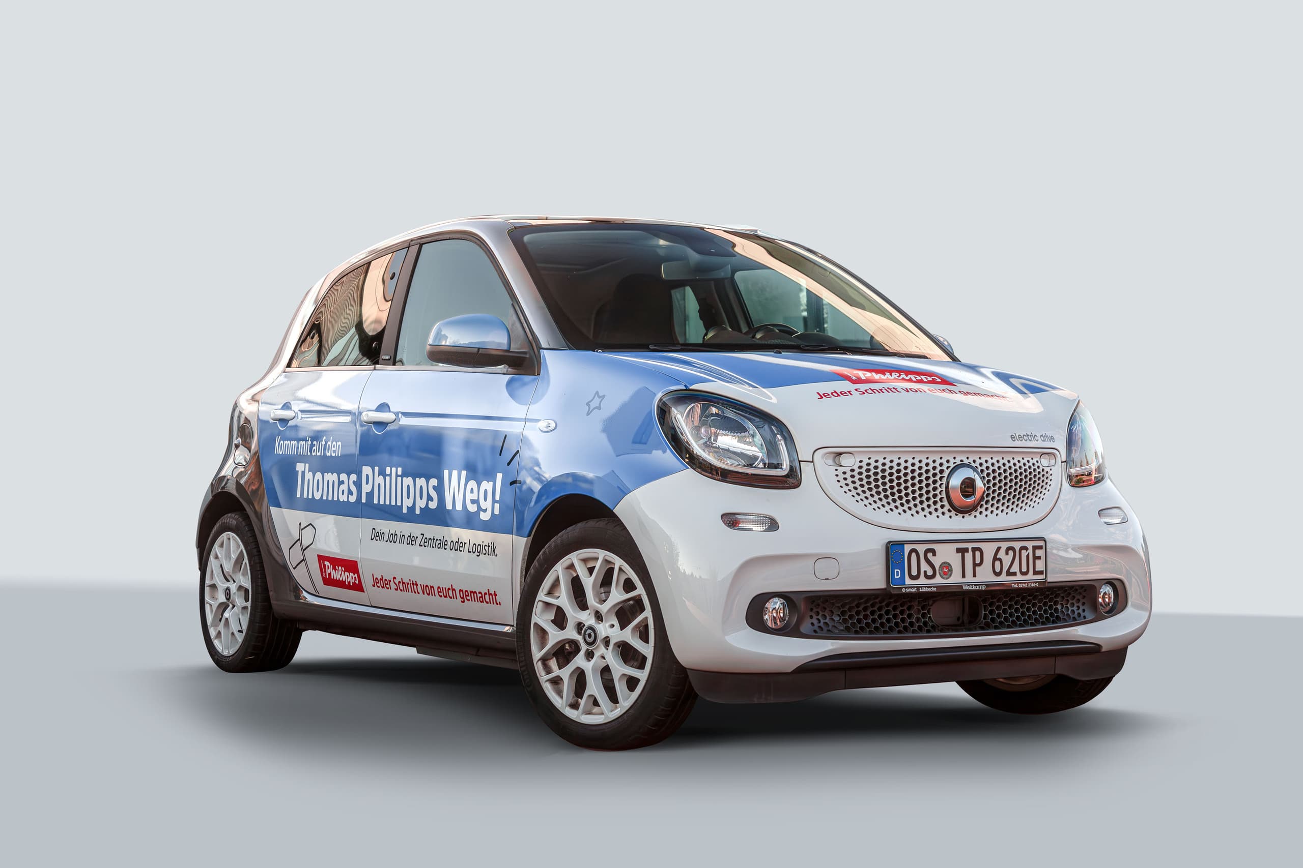 Smart-Fahrzeug mit Thomas-Philipps-Folierung: Aufschrift 'Thomas Philipps Weg!' als Employer-Branding-Motiv