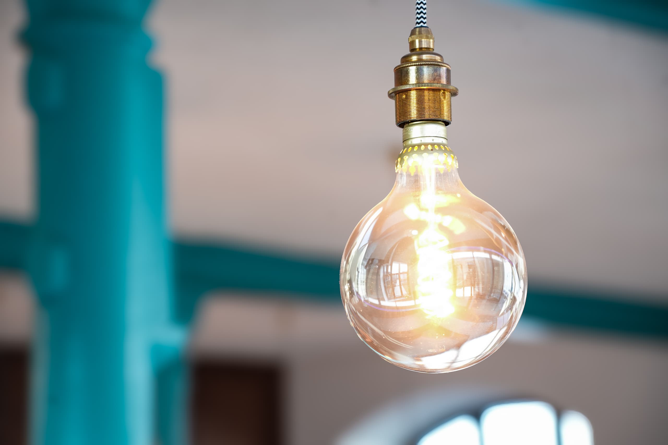 Leuchtende Glühbirne als Symbol für neue Ideen rund um Answer Engine Optimization und KI-gesteuerte Suche