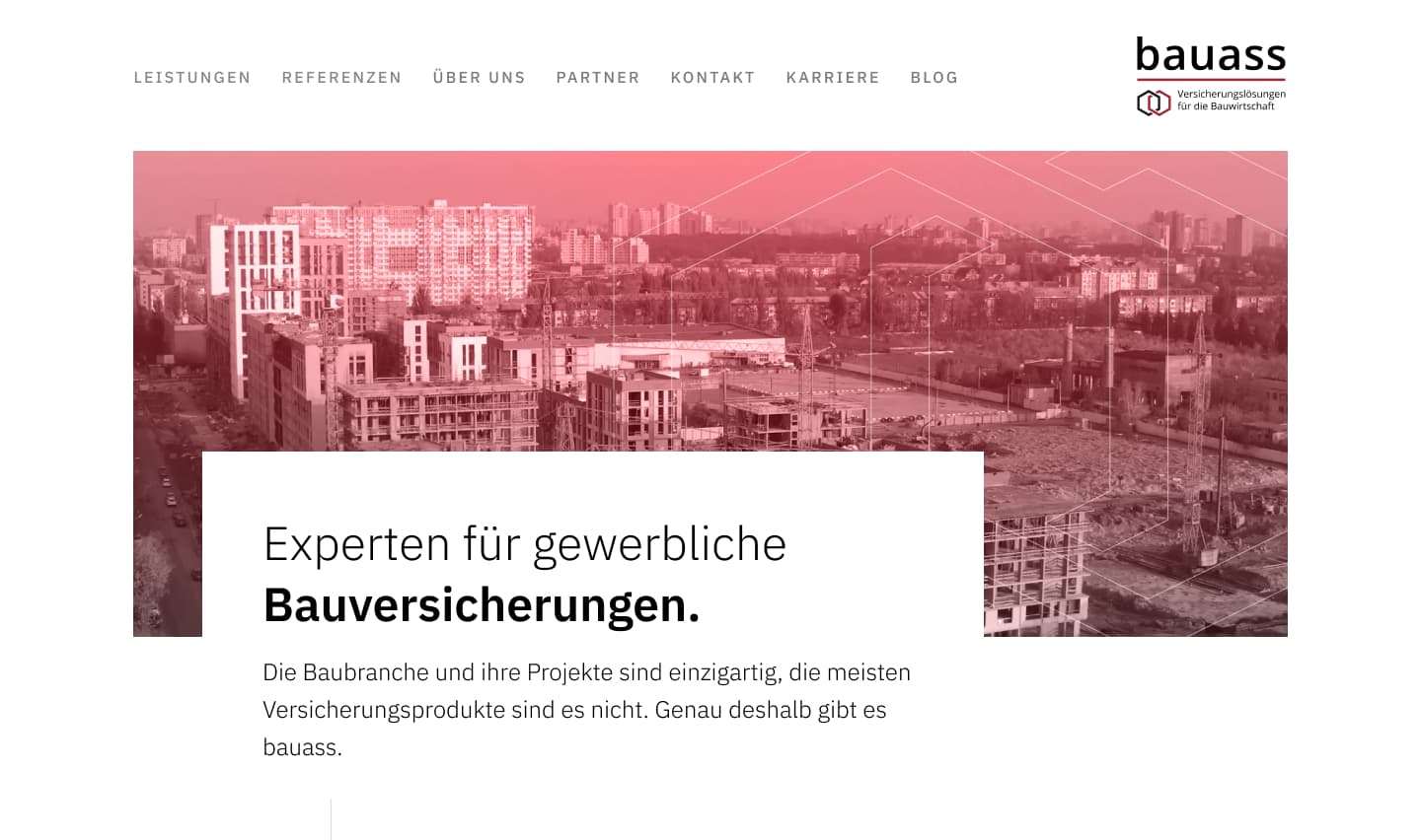 Screenshot der bauass-Startseite mit Hero-Bereich, Headline 'Experten für gewerbliche Bauversicherungen' und Stadtbild-Hintergrundfoto