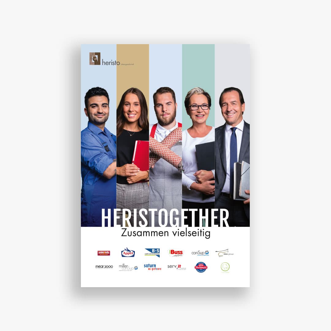 Heristo-Employer-Branding-Poster: fünf Mitarbeitende vor Farbstreifen, Schriftzug 'HERISTOGETHER – Zusammen vielseitig' mit Gruppenlogos