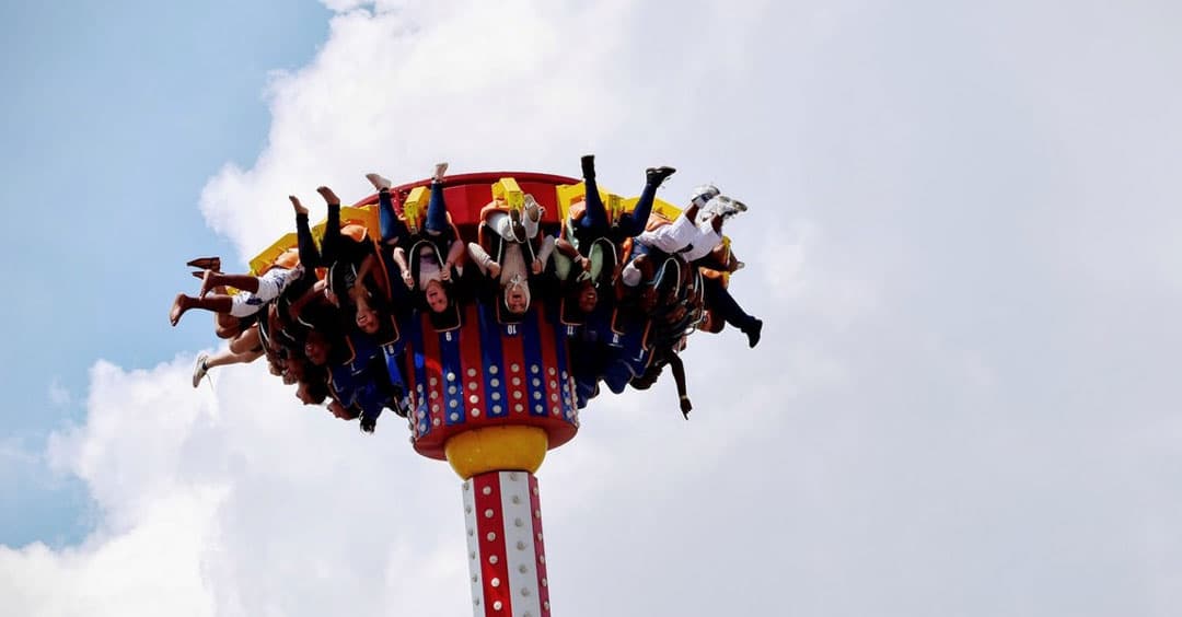 Freizeitpark-Attraktion dreht Fahrgäste kopfüber in die Luft – ein bildlicher Perspektivwechsel für kundenzentriertes Markendenken