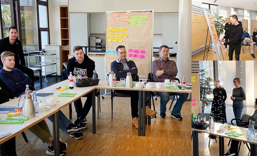 Workshop-Teilnehmer der Grafschafter Nachrichten sitzen an Tischen vor einem Post-it-Board beim Employer-Branding-Workshop mit MUUUH!