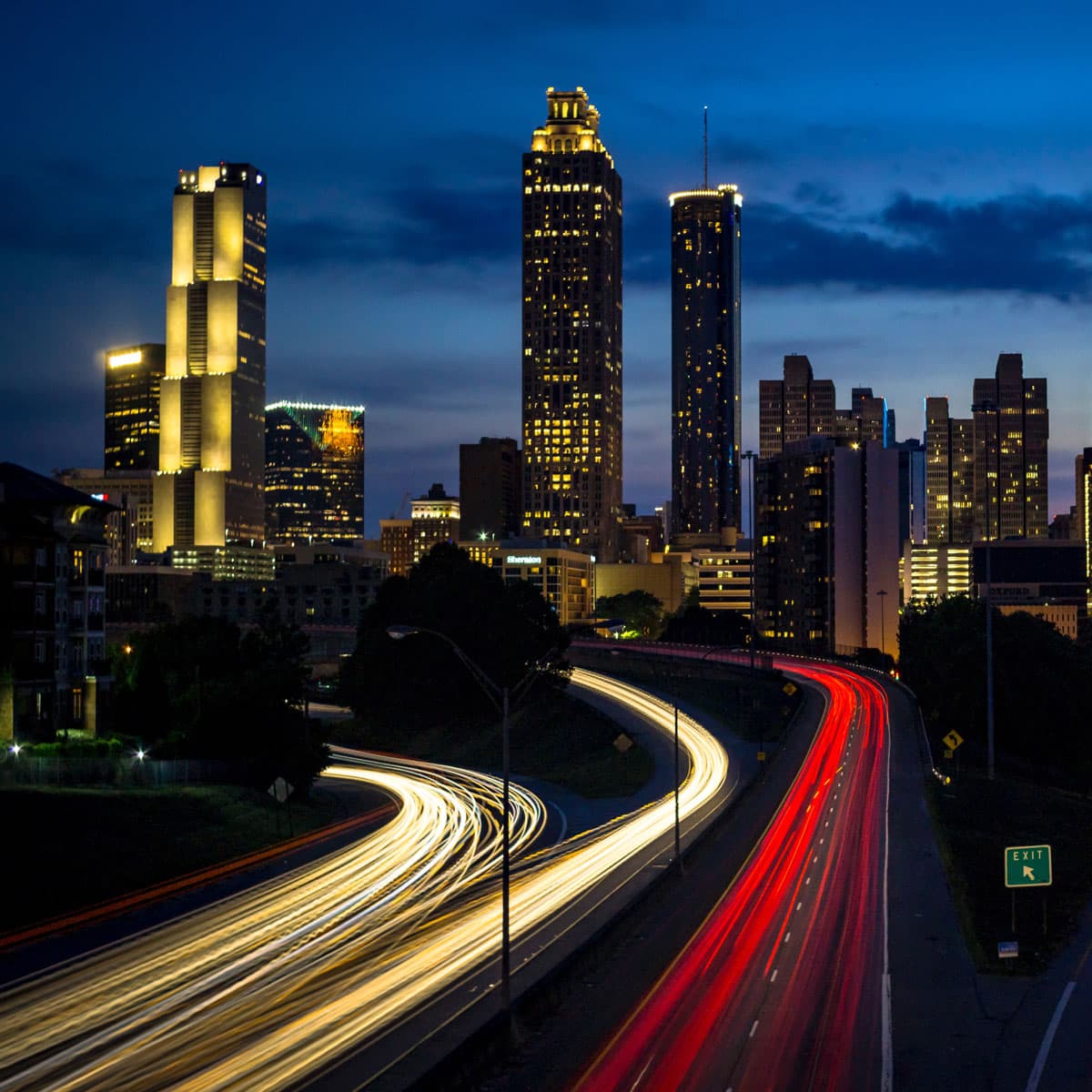 Nächtliche Stadtautobahn mit Lichtspuren fahrende Autos vor beleuchteter Skyline – symbolisch für Customer Journey