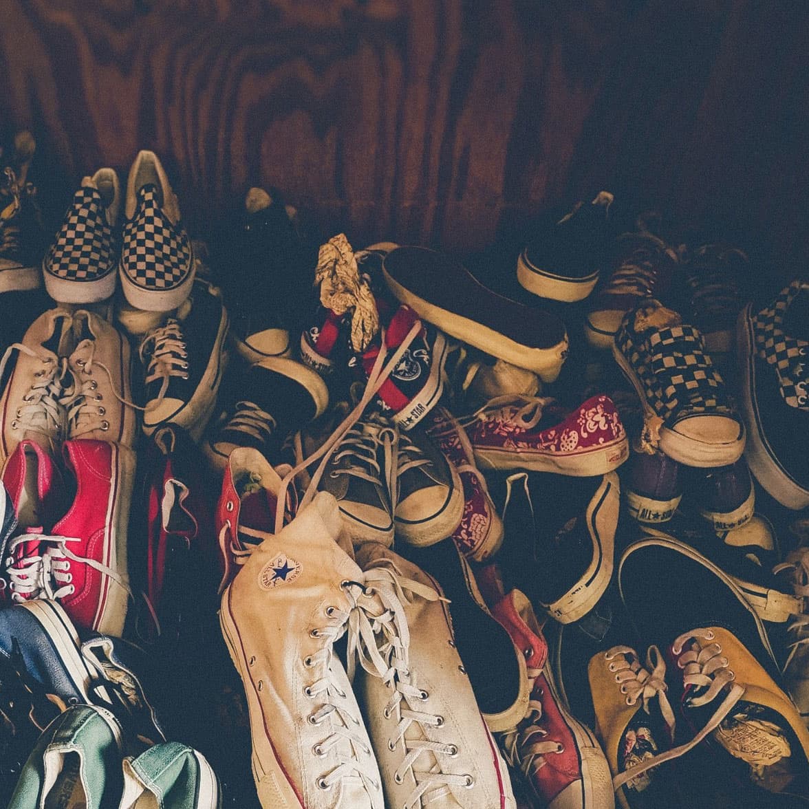 Bunter Haufen verschiedener Sneaker und Turnschuhe – symbolisch für vielfältige Kundenanforderungen im CRM-Zielbild-Projekt