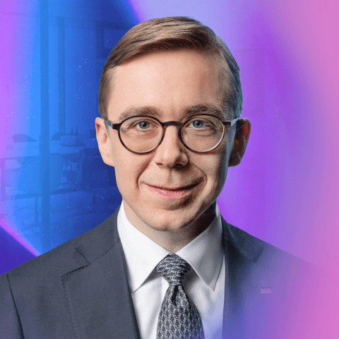 Philipp Amthor, Speaker beim MUUUH! NW Walk 2025, im Portrait vor blau-violettem Hintergrund