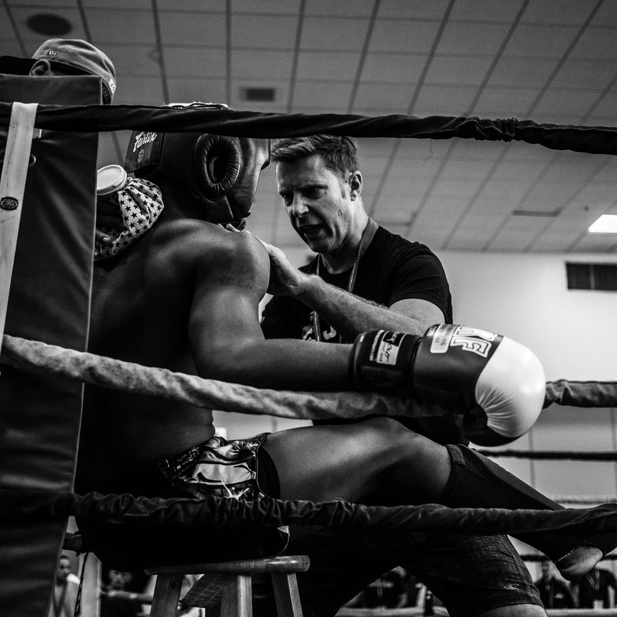Trainer gibt einem Boxer in der Ringecke intensive Coaching-Anweisungen – Sinnbild für kompakte Coaching-Sequenzen im Sales-Training