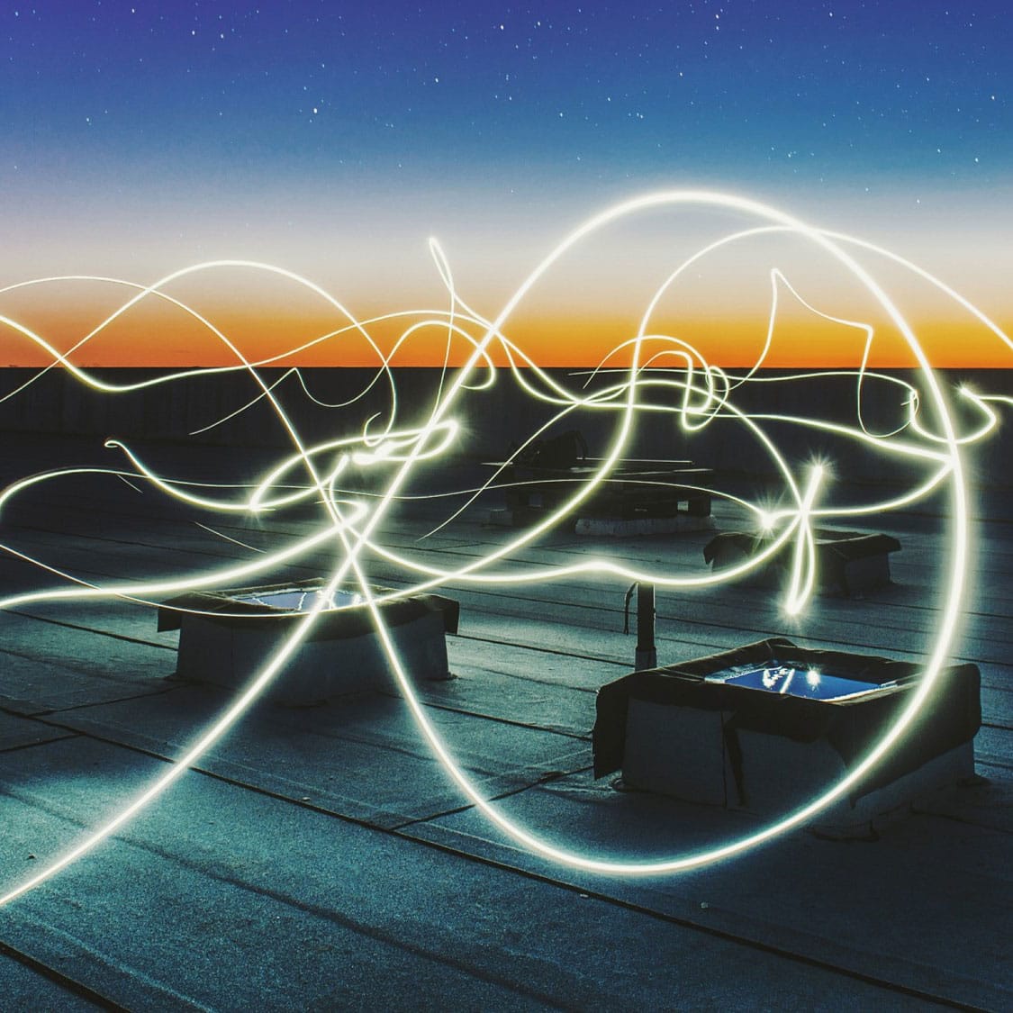 Leuchtende Lichtspuren in der Dämmerung visualisieren komplexe Datenflüsse und Muster neuronaler Netze